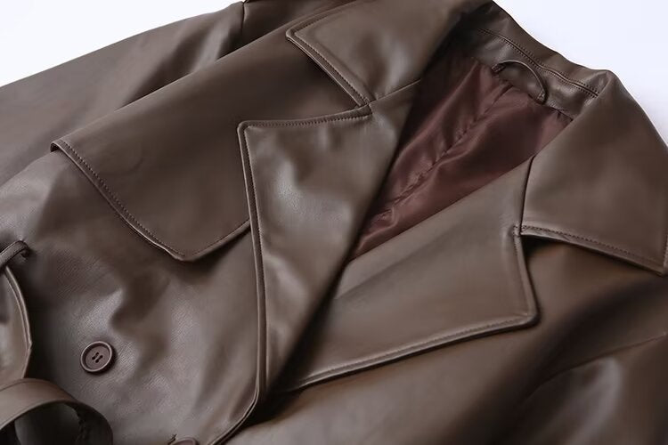 Langer Kunstledermantel mit Gürtel Matrix