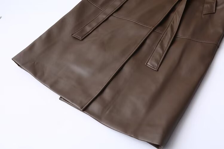 Langer Kunstledermantel mit Gürtel Matrix