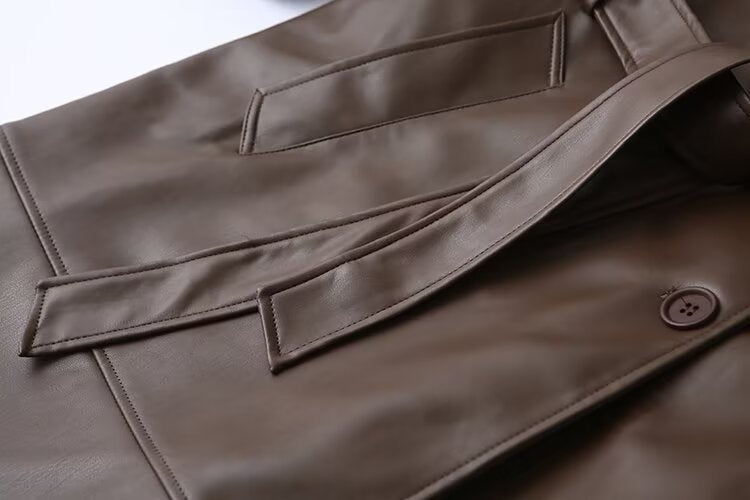 Langer Kunstledermantel mit Gürtel Matrix